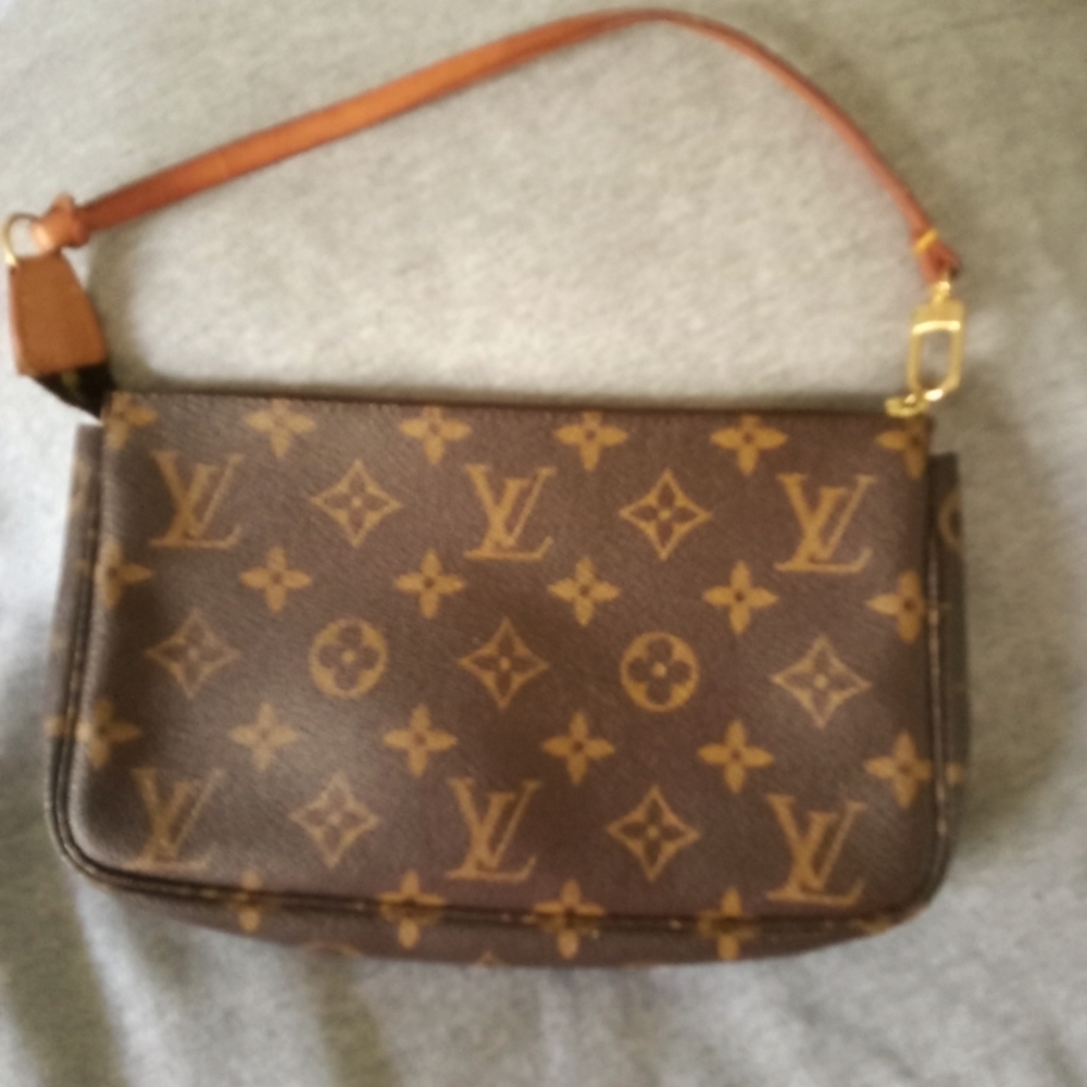 Louis Vuitton Pochette Monogram W/strap
